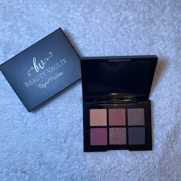 Eyeshadow Palette in Regal - Picture 2 of 5
